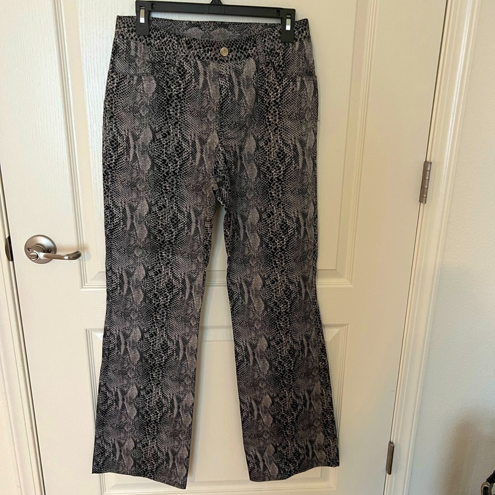 Jones New York snake print pants. Straight leg with slight boot cut. Size 8